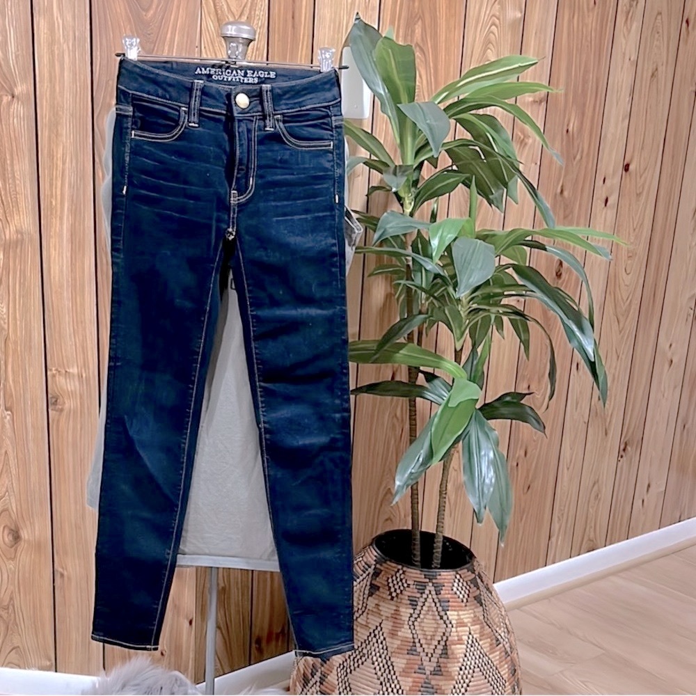 AMERICAN EAGLE OUTFITTERS - NWOT Women's Dark Blue Jeans